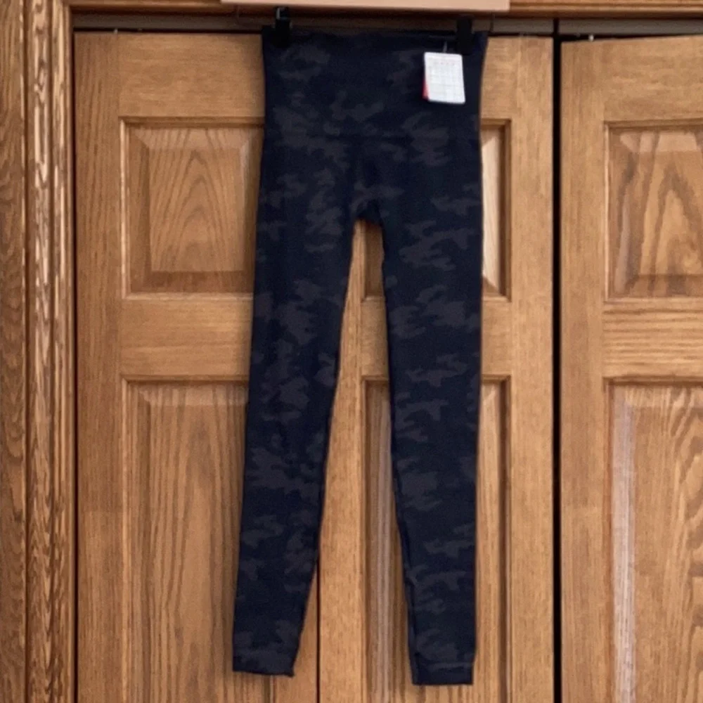 SPANX Black Camo seamless look at me now Leggings, women’s size small. 🌸NWT🌸